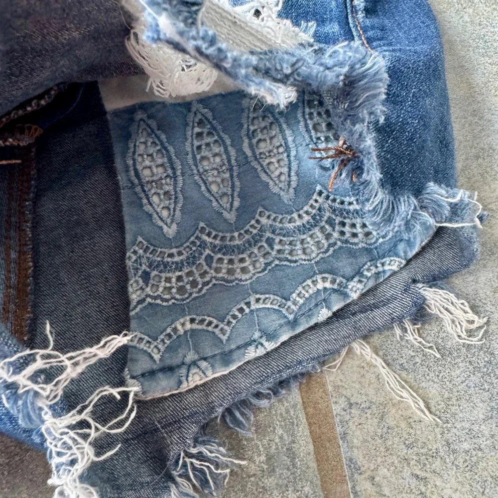 Y2K American Eagle Stretch Distressed Shorts Sz 2 Peekaboo Crochet Pocket Detail